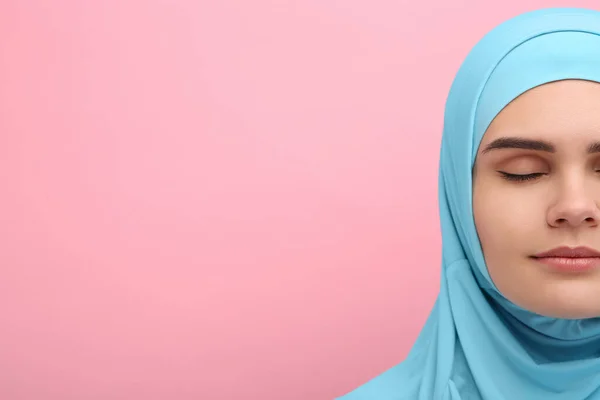 Mulher Muçulmana Hijab Sobre Fundo Rosa Close Espaço Para Texto — Fotografia de Stock