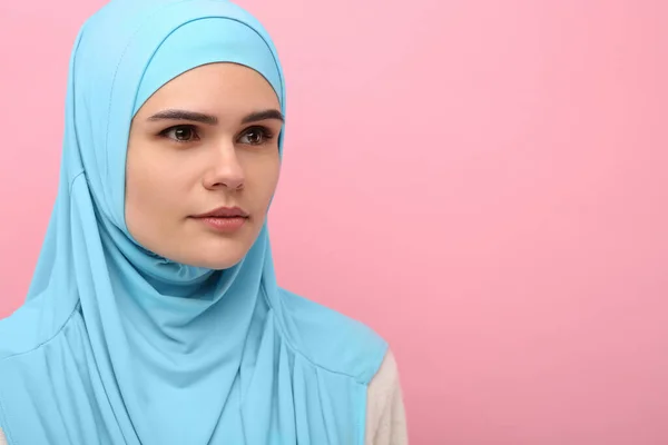 Porträtt Muslimsk Kvinna Hijab Rosa Bakgrund Utrymme För Text — Stockfoto