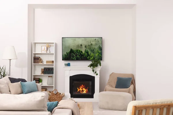 Stilvolle Wohnzimmereinrichtung Mit Gemütlichem Sofa Tisch Fernseher Und Kamin — Stockfoto