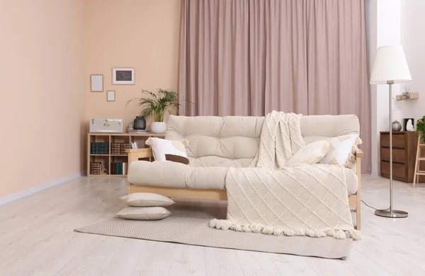 Sofá Confortável Almofadas Cobertor Quarto Acolhedor Design Interiores — Fotografia de Stock