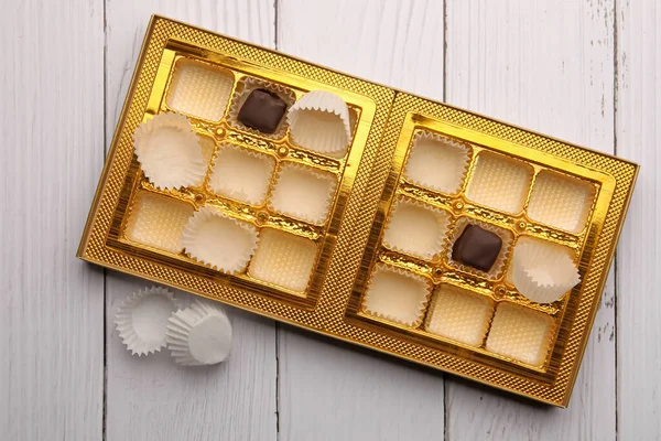 Caja Parcialmente Vacía Caramelos Chocolate Sobre Mesa Madera Blanca Vista —  Fotos de Stock