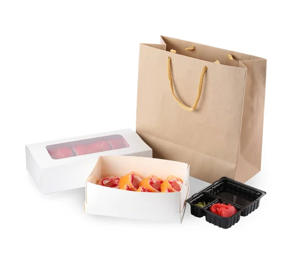 食品交付 装有美味寿司卷的盒子 靠近白色背景的纸包装 — 图库照片