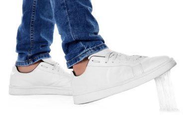 Beyaz arkaplanda sakız çiğneyen kişi, yakın plan