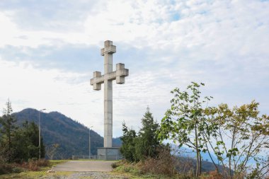 Büyük, eski bir haçın ve dağların güzel manzarası