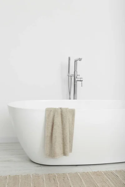 漂亮的白色浴缸 浴室里有毛巾 室内设计 — 图库照片