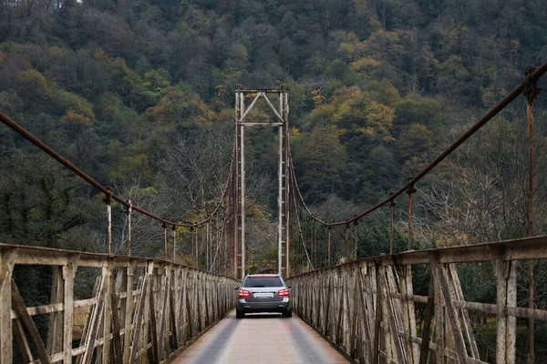 Όμορφη Θέα Σκουριασμένη Μεταλλική Γέφυρα Αυτοκίνητο Στα Βουνά — Φωτογραφία Αρχείου