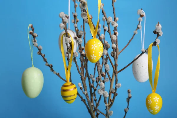 Schöne Weidenzweige Mit Bemalten Eiern Auf Hellblauem Hintergrund Nahaufnahme Osterdekoration — Stockfoto