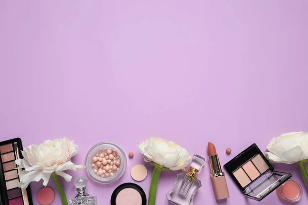 Platte Lay Compositie Met Verschillende Make Producten Mooie Bloemen Violette — Stockfoto