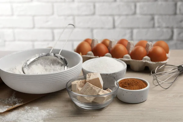 Mąka Ciasto Drożdżowe Różne Składniki Białym Drewnianym Stole Pieczenie Ciasta — Zdjęcie stockowe