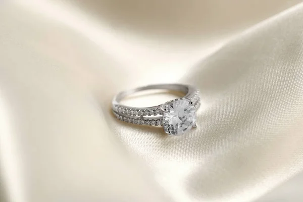 Schöner Ring Mit Edelsteinen Auf Weißem Stoff Luxusschmuck — Stockfoto