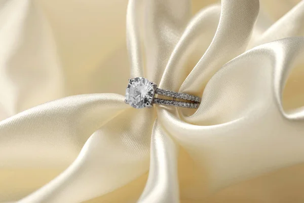 Όμορφο Δαχτυλίδι Πολύτιμους Λίθους Λευκό Ύφασμα Πολυτελή Κοσμήματα — Φωτογραφία Αρχείου