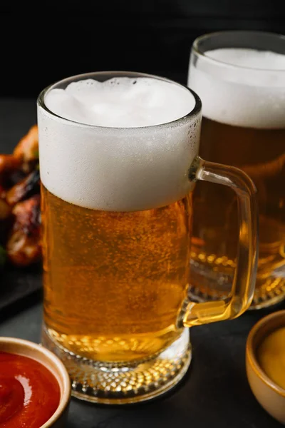 Tasses Avec Délicieuses Bières Sur Table Gris Foncé Gros Plan — Photo