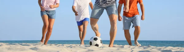 Gruppo Amici Che Giocano Calcio Sulla Spiaggia Sabbia Primo Piano — Foto Stock