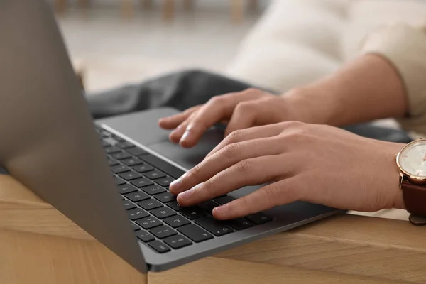 Homem Trabalhando Laptop Mesa Madeira Dentro Casa Close — Fotografia de Stock