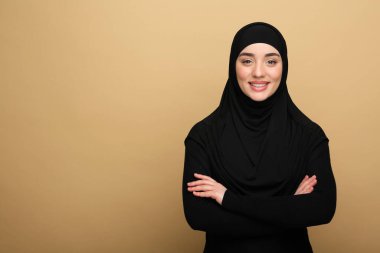 Bej arka planda tesettürlü Müslüman kadın portresi, metin için boşluk