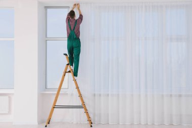 Üniformalı işçiler pencere perdeleri kapalı, arka manzara