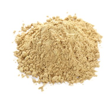 Beyaz arka planda aromatik hardal tozu yığını