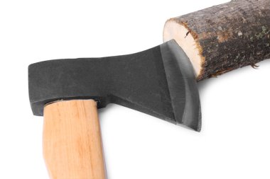 Beyaz arkaplanda tahta günlük içinde metal balta