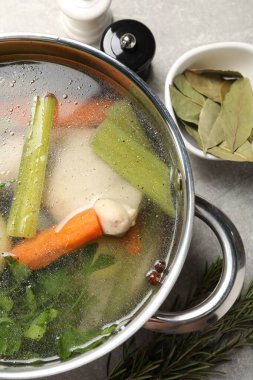 Açık gri masada lezzetli bir bulyon, düz yatıyordu.