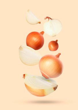 Bej arkaplana düşen tüm soğanlar ve kesim