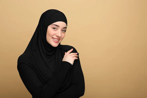 Portret Muzułmanki Hidżabie Beżowym Tle Miejsce Tekst — Zdjęcie stockowe