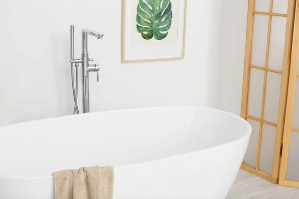 Elegante Bañera Blanca Baño Diseño Interiores —  Fotos de Stock