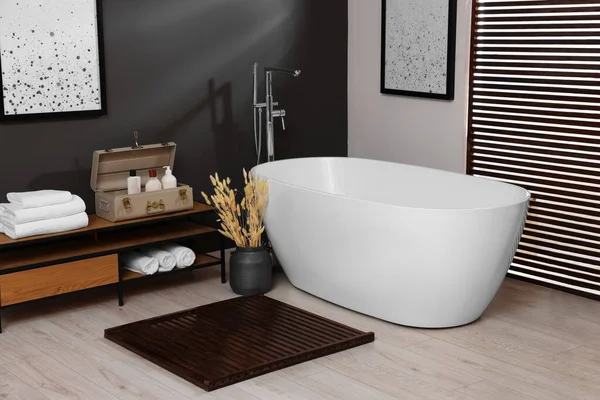 Interior Elegante Banheiro Com Banheira Cerâmica Toalhas Produtos Cosméticos — Fotografia de Stock