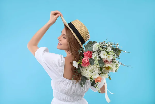 Bella Donna Cappello Paglia Con Bouquet Fiori Sfondo Azzurro — Foto Stock