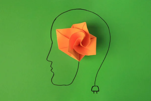 Yeşil Arka Planda Çözüm Olarak Turuncu Kağıt Çiçekli Insan Kafası — Stok fotoğraf