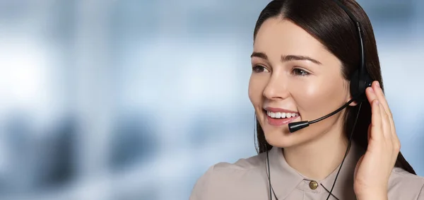 Hotline Operator Met Headset Kantoor Ruimte Voor Tekst Banner Ontwerp — Stockfoto