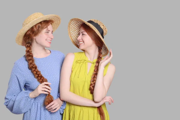 Retrato Belas Irmãs Ruivas Chapéus Palha Fundo Rosa Espaço Para — Fotografia de Stock