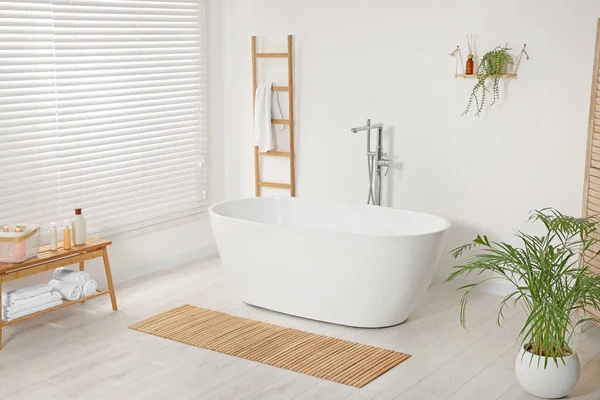 Elegante Baño Interior Con Bañera Cerámica Plantas Interior — Foto de Stock
