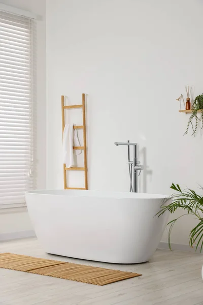 Interior Elegante Banheiro Com Banheira Cerâmica Toalha Terry Prateleira Madeira — Fotografia de Stock