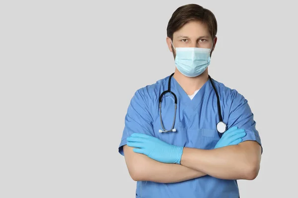 Medico Assistente Medico Infermiere Con Maschera Protettiva Stetoscopio Sfondo Grigio — Foto Stock