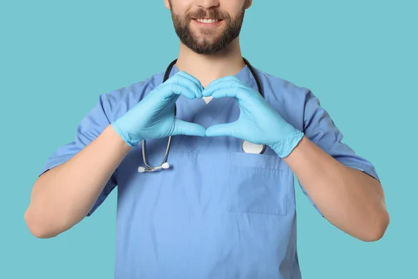 Доктор Або Медичний Асистент Чоловіча Медсестра Уніформі Робить Серце Руками — стокове фото