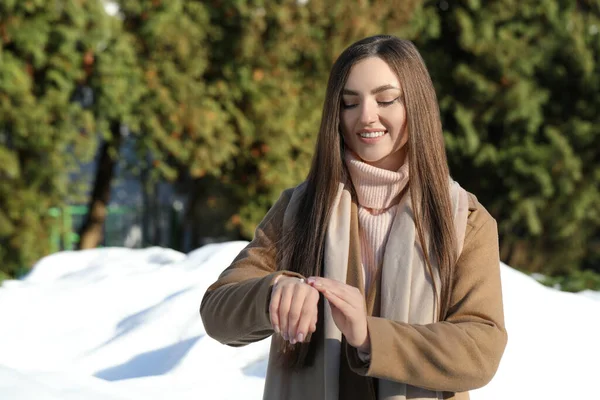 Kvinna Som Applicerar Återfuktande Kräm Händerna Vintern — Stockfoto