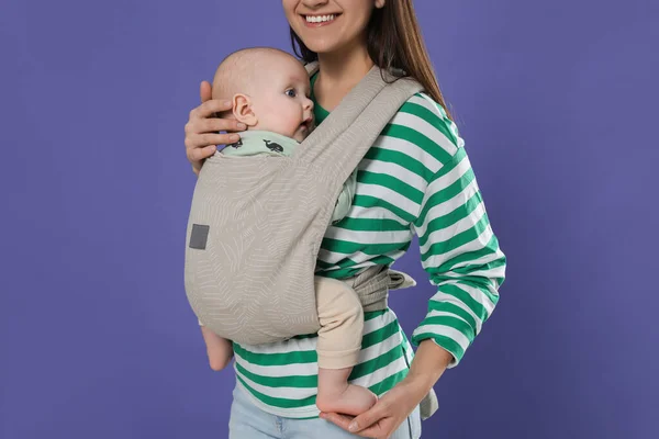 Moeder Houdt Haar Kind Draagdoek Baby Drager Paarse Achtergrond Close — Stockfoto