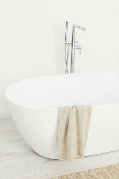 Hermosa Bañera Blanca Con Toalla Baño Diseño Interiores — Foto de Stock
