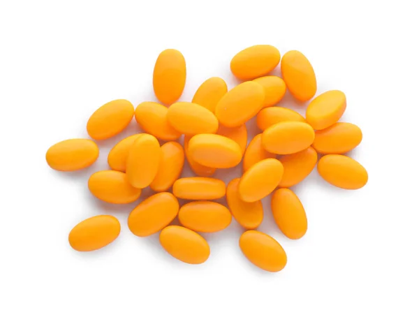 白い背景においしいオレンジ色のドライキャンディー トップビュー — ストック写真