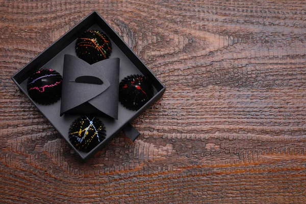 木製のテーブルの上においしいチョコレートキャンディーの箱 トップビュー テキストのスペース — ストック写真