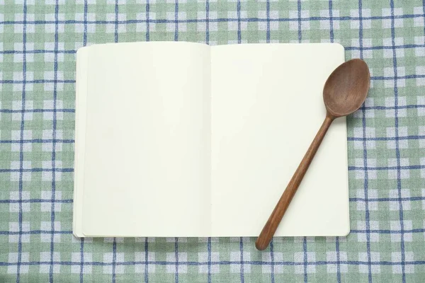 Λευκό Βιβλίο Συνταγών Και Ξύλινη Κουτάλα Καρό Τραπεζομάντηλο Πάνω Όψη — Φωτογραφία Αρχείου
