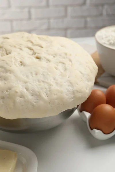 Masa Levadura Fresca Huevos Ingredientes Mesa Blanca Haciendo Pastel — Foto de Stock