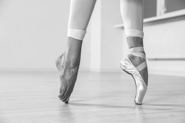 Bailarina Zapato Puntiagudo Bailando Interiores Primer Plano Efecto Blanco Negro — Foto de Stock