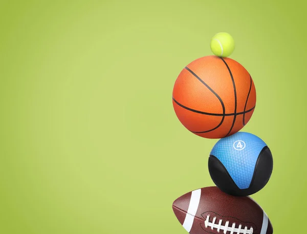 Stapel Van Verschillende Sport Geneeskunde Ballen Geel Groene Achtergrond Ruimte — Stockfoto