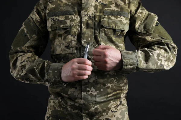 Soldato Che Estrae Spillo Sicurezza Dalla Granata Mano Sfondo Nero — Foto Stock