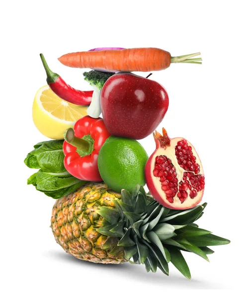 白で隔離された異なる野菜や果物のスタック — ストック写真