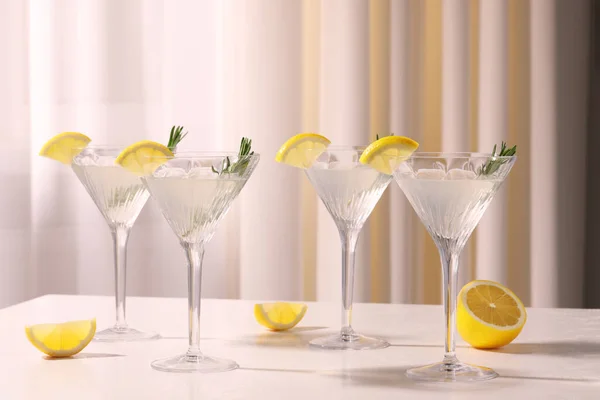 Kieliszki Martini Świeżym Koktajlem Rozmarynem Cytryną Białym Stole Pomieszczeniu — Zdjęcie stockowe