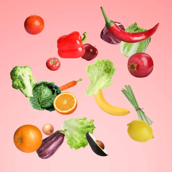 Veel Verse Groenten Fruit Vallen Lichtrode Achtergrond — Stockfoto