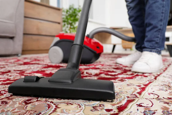 Man Cleaning Carpet Vacuum Cleaner Home Closeup — Stock Photo, Image