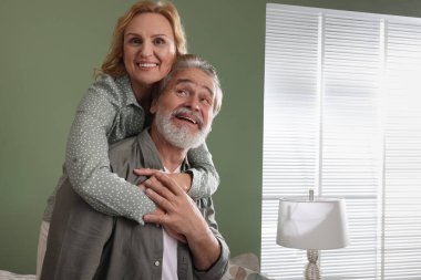 Mutlu olgun çift evde eğleniyor. Randevu ajansı